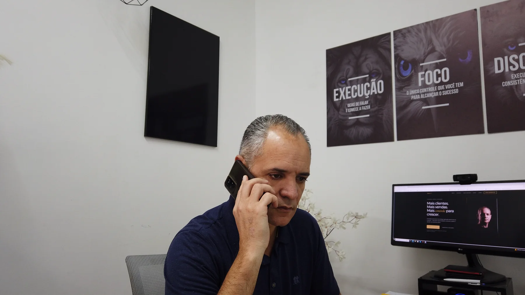 Marcos Roberto em seu ambiente de trabalho